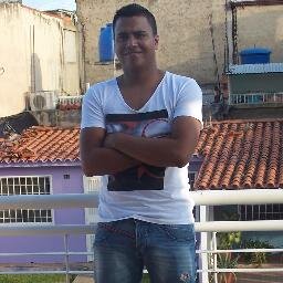 Venezolano,Estudiante Ing. Mecanica UC, trabajo-TeleOperador (activo) amante a los deportes :D No a la rutina. Lucho por mis metas.