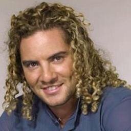 Mi cantante favorito es DAVID BISBAL.Me encanta como canta,baila y se rie.Lo conoci en personalmente el dia 18/08/2006