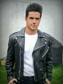 FC oficial Eleazar Gomez ETERNA VIRTUD SEDE Cd Juarez Actualmente cantante del grupo Eme15 y Actor . Apoyamos tambien a Zoraida Gomez :d