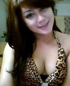 tante sengaja memanfaatkan media twitter ini untuk hiburan karena suami tante jarang pulang :( dia terlalu sibuk urusi bisnisnya..