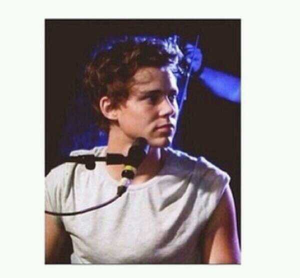free follow from @5SOSEXUAL :-) follow her, not this acc 3
