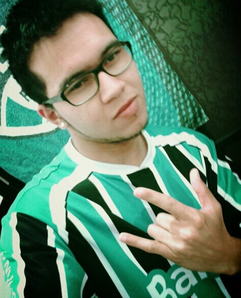 Eu sou assim...
Sou o poeta desconhecido
Não vivo pra ser notado
Também não vivo pra ser reconhecido
Mesmo fazendo parte da história de Muitas pessoas.