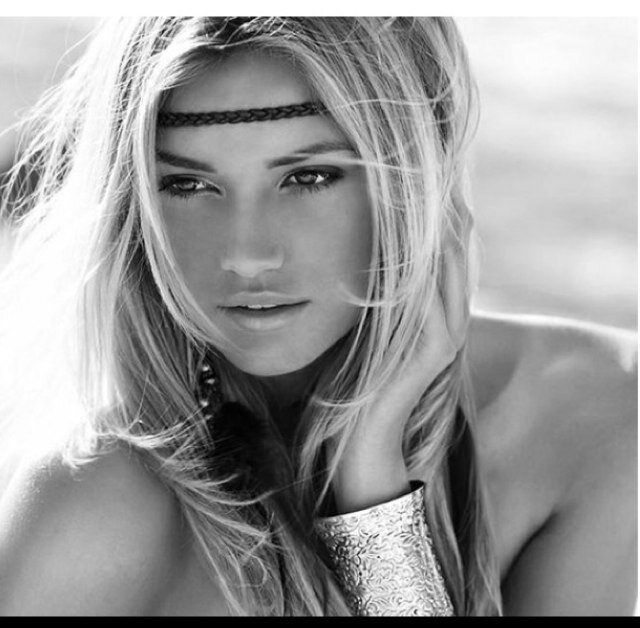 A nice kind wonderful lovely sweet Girl LOL just love being happy and meeting new people FOLLOW ME AND IL FOLLOW BACK ;-)