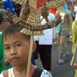 Kamu bilang tanahku gersang,
Aku bilang tanahku ladang uang.