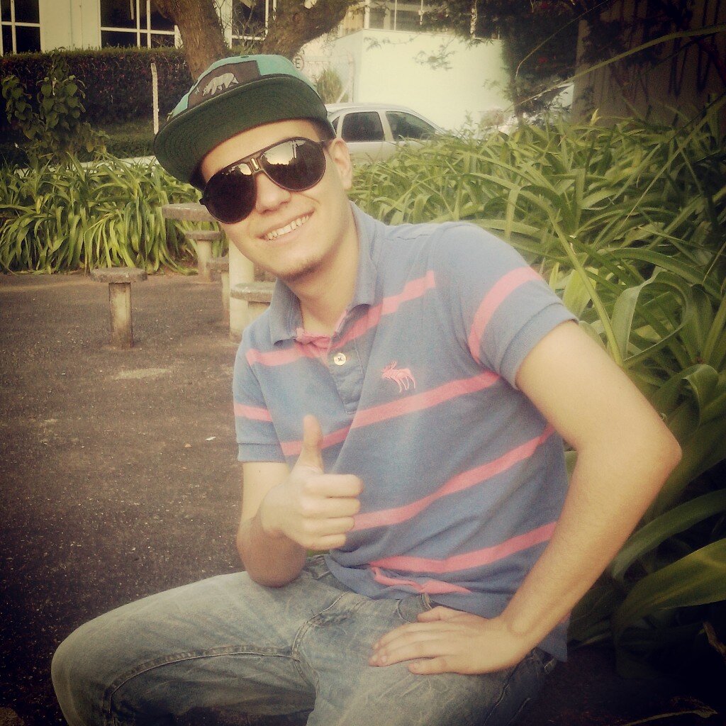 Pra que me descrever se voce vai me julgar  pela foto ?
