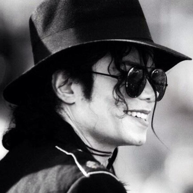 I'm in love with Michael Jackson. Followed by @latoyajackson - 26/06/2012
