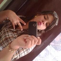 A menina que usava o all star
tradicionall e uma bermuda brega,
mais que hoje solta seus cabelos e
desfila pra causar inveja. :