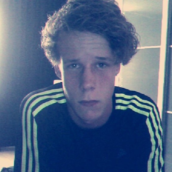 17, addicted to music and cookies