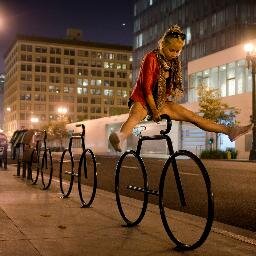 gudinovski's profile picture. Apronunu alıp mutfağa bisikletle giden bir kadın.