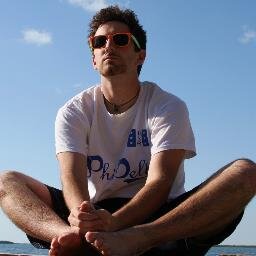 Actor, cantante, compositor, locutor, modelo. Todo eso mi mamá quería para mi. Actualmente piquetero.