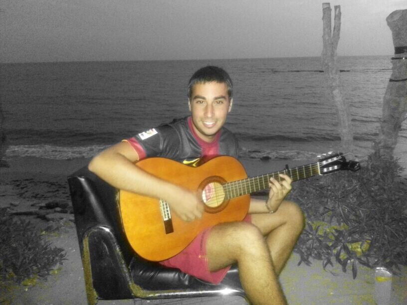 Nacio el 3 de septiembre del 88 en un dia tipicos de septiembre, desde aquel dia ha vivido para ser feliz, haciendolo con mas o menos suerte