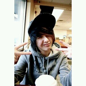 Alex/17/BI/SINGLE/follow my sis @Rawramy46 hurt her ur dead
