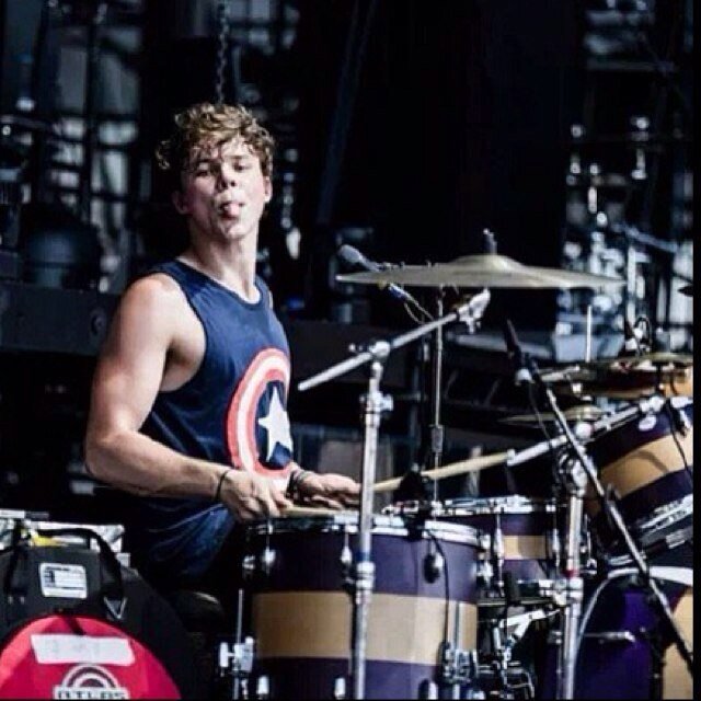Just a reminder to never give up. Ashton will follow you {; you don't have to follow back but please follow my personal @ratchet_kimbo Stay beautiful✌xx