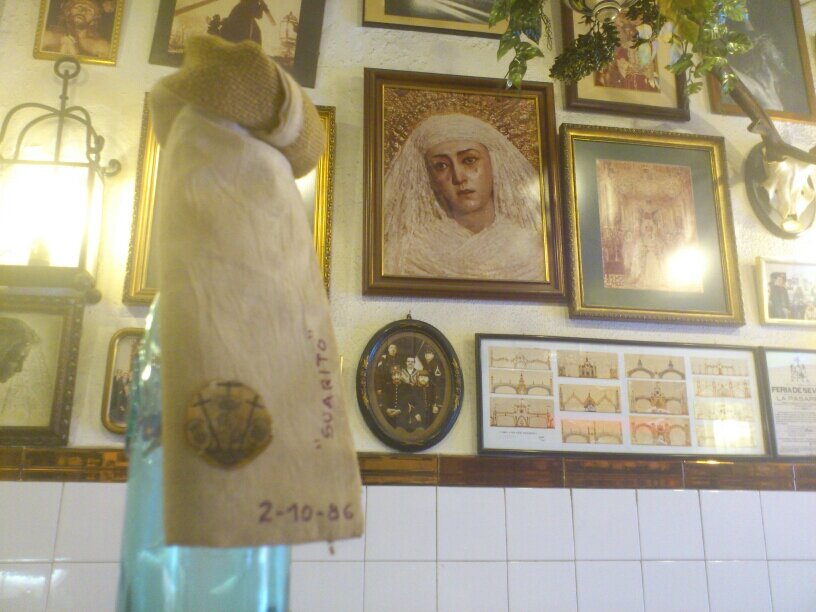 2/10/86. Adoro un lote, fanatico del futbol, apasionado de Sevilla,su Semana Santa y aficionado a los Carnavales. Siempre desde una opinion muy personal.