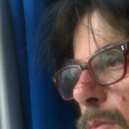 #Giornalista professionista, #freelance, #consulente per la #comunicazione. Insomma penso, scrivo, comunico. #Vino, #food e #agricoltura sono una vera passione