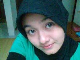 Wanita yang selalu belajar bersabar, follow aku ya :)
