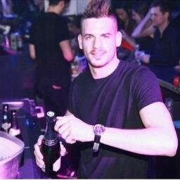 21 ans, Model photo, Barman, île des vérités 3. #TeamRaphou (Compte officiel de la #TEAMRAPHOU)
