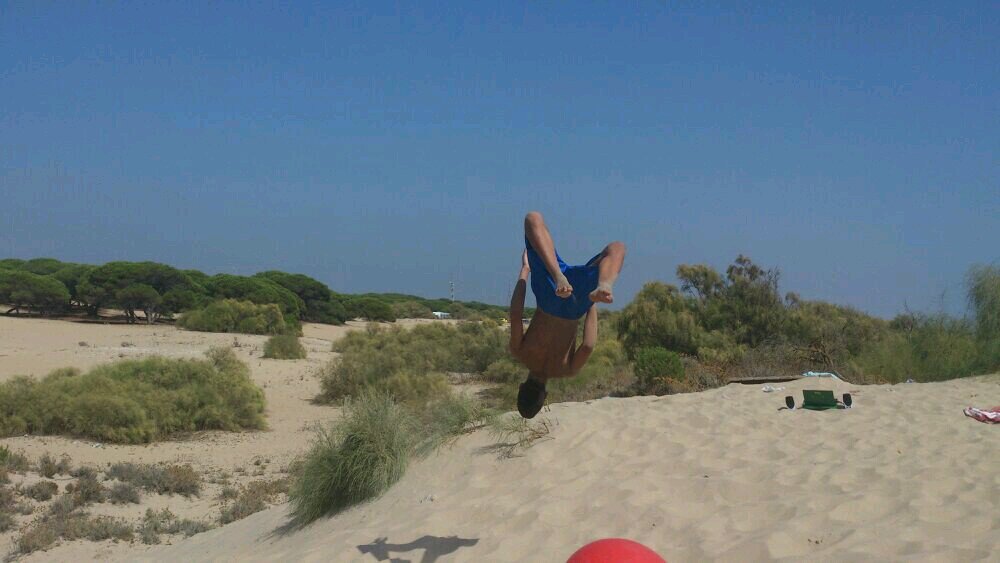 14 Español Onubense con sangre gaditana no tengo vergüenza algo loco y divertido segun la gente . ahi que vivir la vida que son dos dias @BCTSaludHuelva