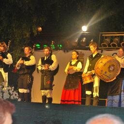 Grupo tradicional de 6 músicos do máis enxebre! Amenizamos todo tipo de eventos e festas. osescachapalletas@outlook.es Télfs: 646815545 ou 637735252