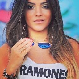 [...] E ela ainda era uma moça rebelde, uma colmeia linda, sem favo e sem mel ♪♫♪ @victoreleo {♥}