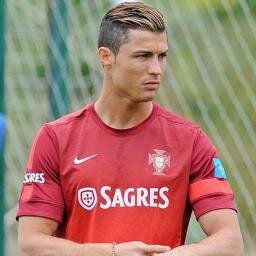 ' Fã eternamente do CR7 , lembrando !! Messi , melhor jogador da uefa , CR7 melhor jogador do mundo ... ♀