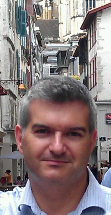 Un placentino disconforme con muchas cosas y conforme con otras tantas. Funcionario docente de Comercio.