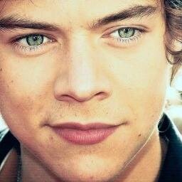 Hi, I'm the most beautiful eyes of the world. With only a look you'll fall in love with @Harry_Styles. I like to see all beautiful things, maybe like you? ❤