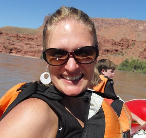 Identical Twin,  Cali Girl Living In Utah, Outdoorsy, Clutzy, Pot Head, Love: Ocean, Sunsets, Live Music, Camping, Animals, Drinking & Giggling...
