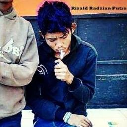 Gw bodoh.tulalit.lemot.tolol . :-x tapi di balik itu semua gw romantis (roko makan gratis) hehe . . Gw dah bosen pacaran maen apalagi cuman ngseks aja buang a