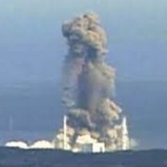 万一、原発が爆発したら、風向きを確認した上で避難することが重要です。各地の原発周辺のおおよその風向きは、weathernews社の「ピンポイント天気」で確認できます。（下記URL参照：サイト右側にある「天気予報Ch.」に住所などを入力し、検索ジャンルを選択。）