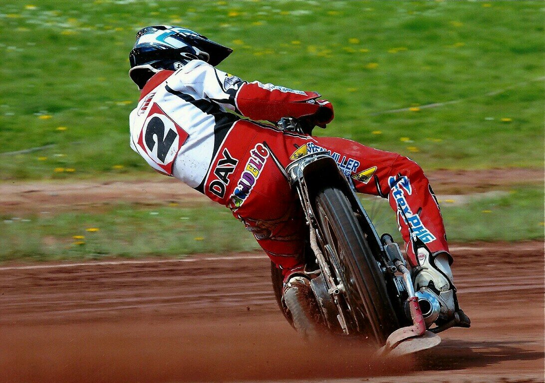 Fixing something, somewhere. Washed up speedway rider. Married a worldie :)