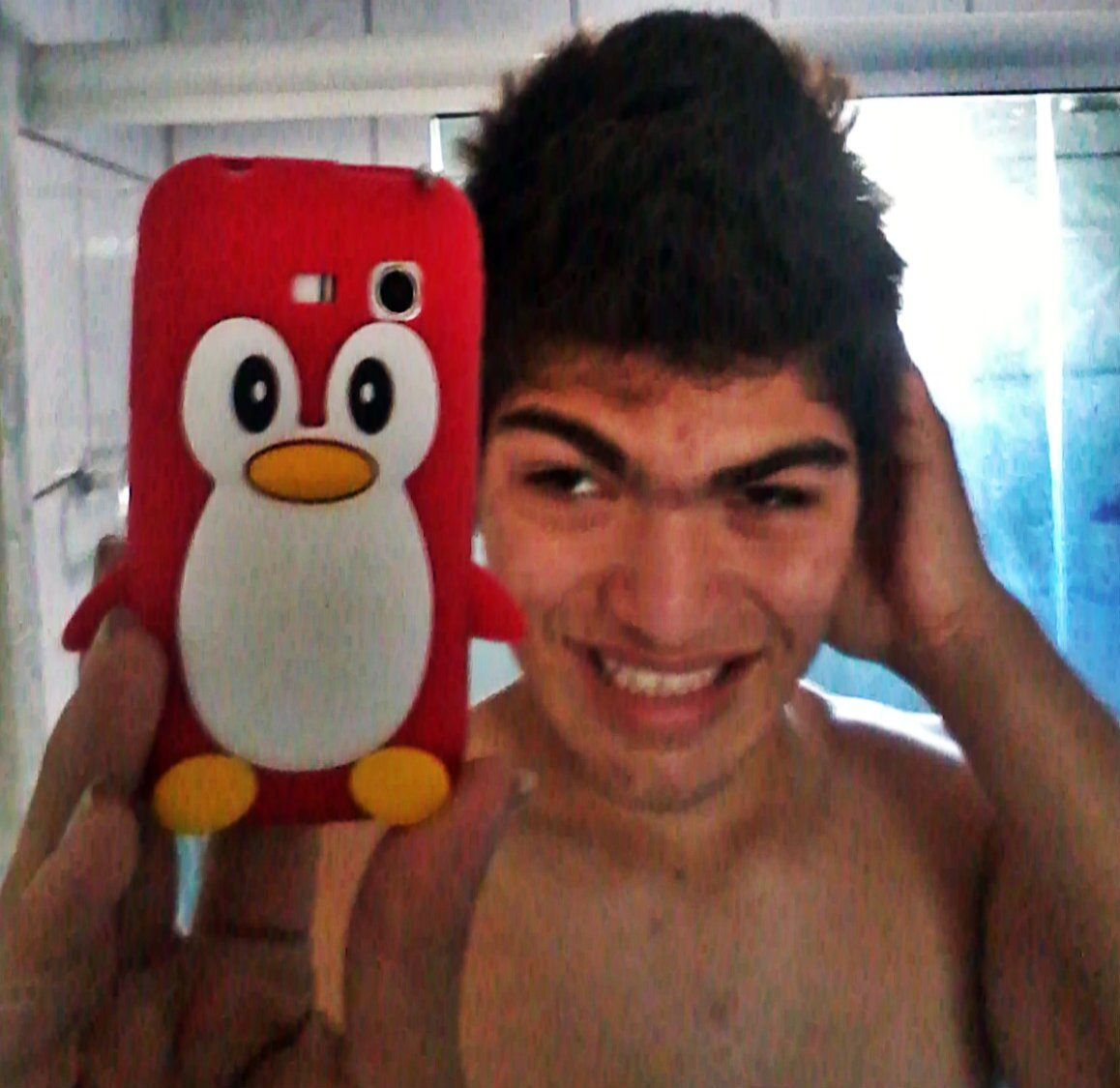 É mais fácil obter o que se deseja com um sorriso do que à ponta da espada.