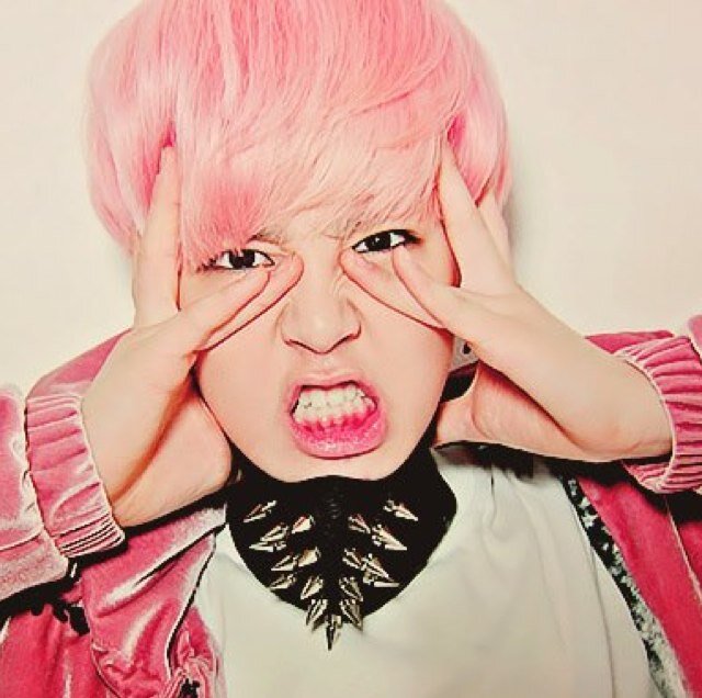 ผมรู้นะว่าคุณมองผมอยู่ ^^ผมไม่มีกล้ามหรอกครับมีแต่หัวใจที่ให้คุนเท่านั้น ไม่ฟอล ระวังจะเสียใจนะครับ .ส่งสายตาหวาน ปาหัวใจรัวๆ