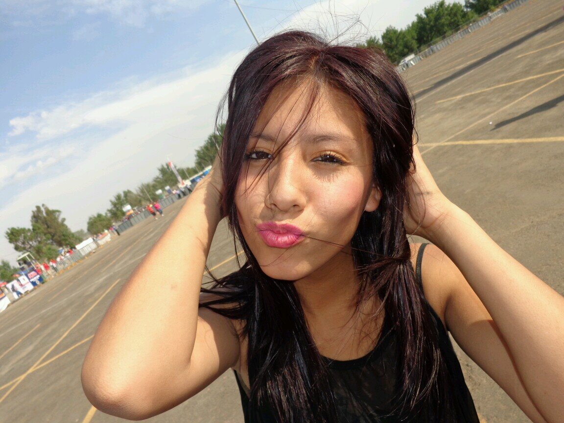 son muy alegre nadien me amarga la vida y x nadien me la amargo .... *-* me gusta tener muchos amigos