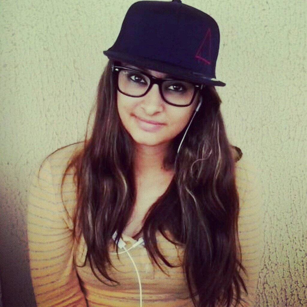 Estudante,ariana ,15 anos, ciumenta. Quer saber mais ? entãaao seegue aaê sigo de volta=)) beeeeijos'  =*
Caada sonho que se foi , um noovo sonho se formou ;)
