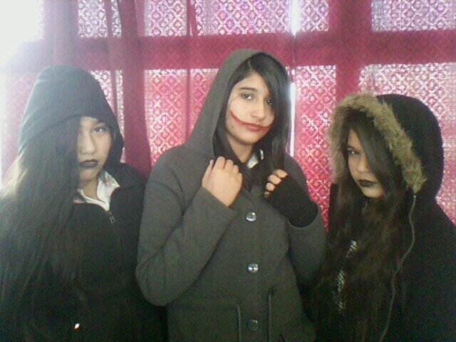 Hola somos Yashi Lebu Yui y  josu formamos la banda The Sleepers amamos cantar y esperamos que les guste nuestra musica Los Queremos Besos, somos Mixer