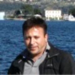 öyle saf halleri vardı ki gerçek yüzüne çarpıp yokoluyordu, bulutları seyrettiğini düşünüyordum, masumca... beraberce saatlerce izlerdim o bulutları...