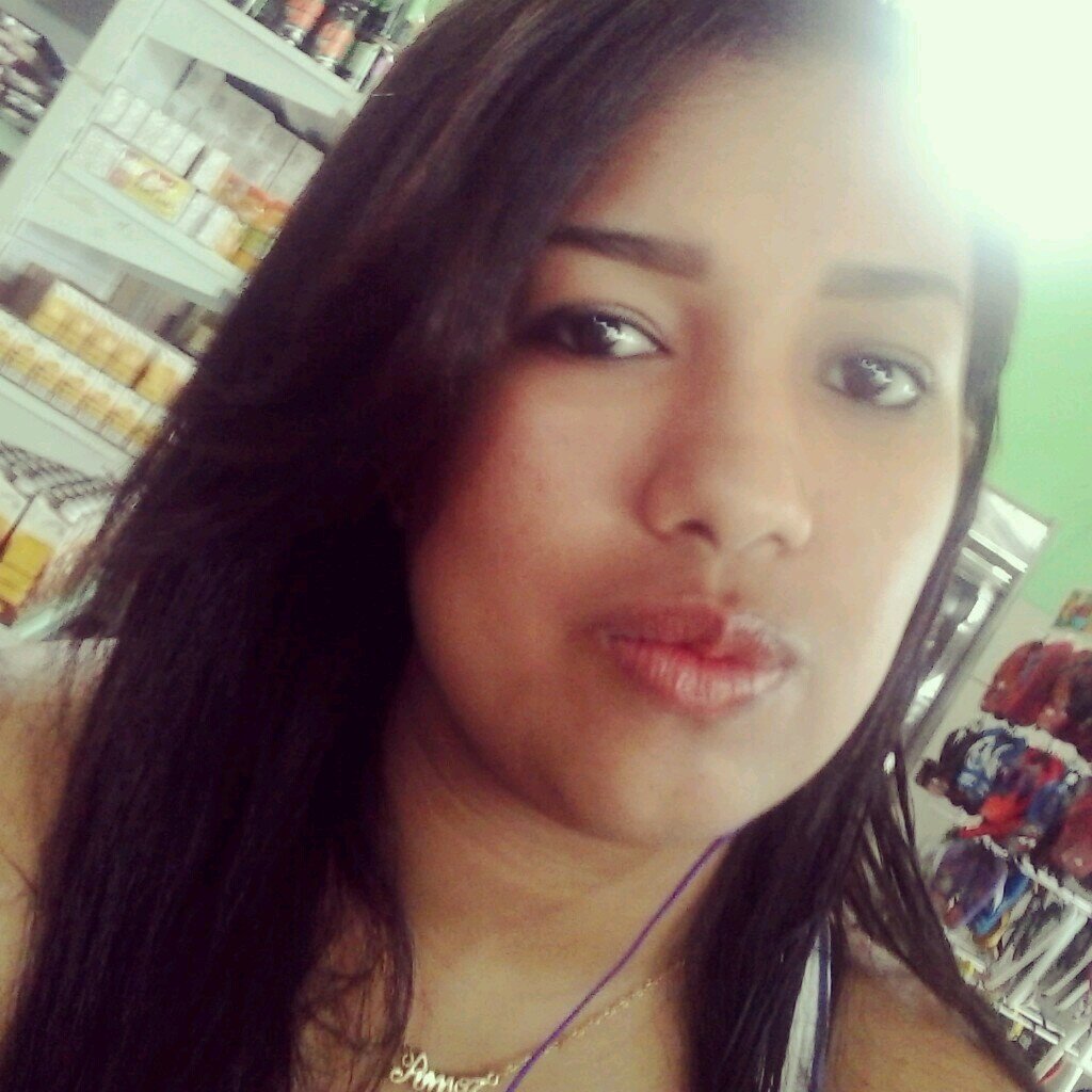Sou simpática, legal, compreensiva, sempre ofereço a minha ajuda quando alguém precisa. Sou chocólatra!
Gosto de sair com os amigos, estou solteira.