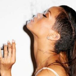 La force j'en ai plus mais j'veux pas finir vaincue donc j'encaisse pour devnir plus forte .. Loin devant vous #Rolex #Sarah maVida; ←
