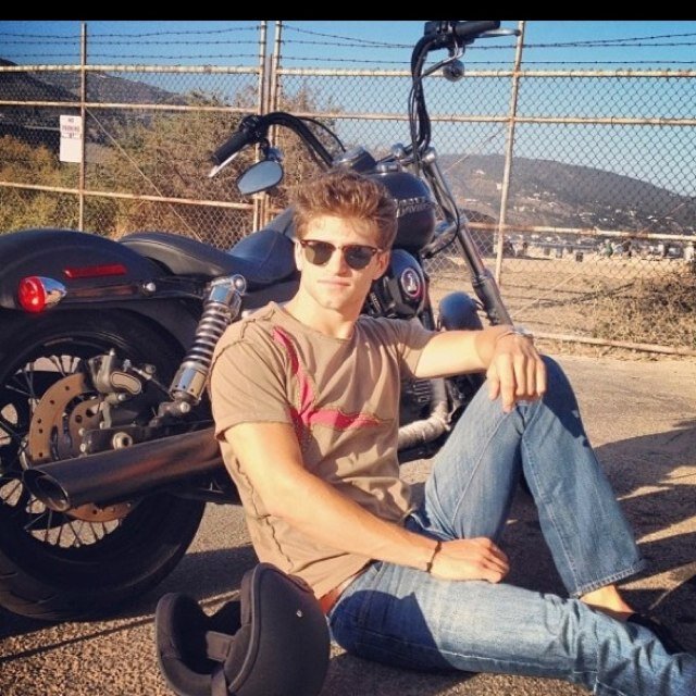 Pretty little liars is my life 
Goal :200 followers 
Goal:pll cast to follow me (: