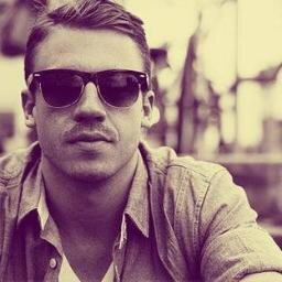 Gesù camminava sull'acqua. Lui camminava sui fans,perchè lui è il Dio della musica-MACKLEMORE