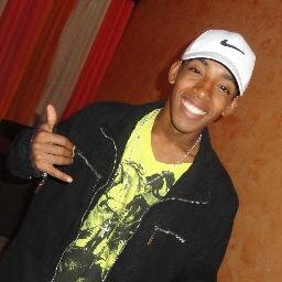 Negro sorridente, apaixonado pela minha familia e pelo teatro ...