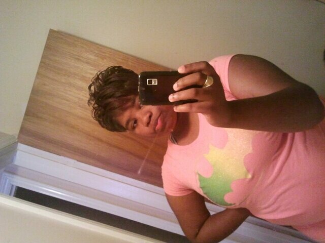 heyy mhyy name is teshira I like to do hair and i got 1 child thats 5 and she bad got a husband that love his family all the time