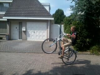 weet er iemand wat ik hier moet zetten ????