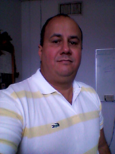 La vida es corta, sonríele a quien llora, ignora a quien te critica y sé feliz con quien te importa.Si me dejas de seguir tambien lo hare. 150% Chavista.