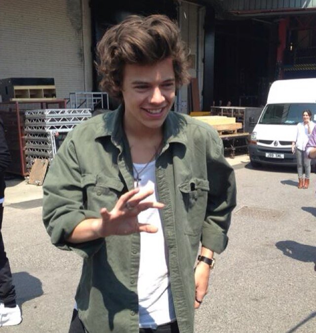 since i gave you a free follow please follow @lirrysdaisies thank you! :)
