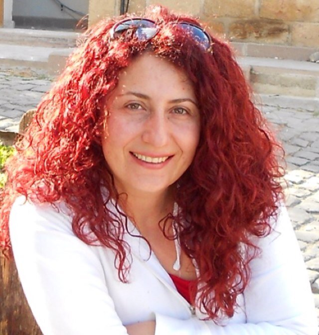 Öğrenme delisi.Okumayı, yazmayı, düşünmeyi, ille de müziği, sanatı ormanı, denizi, toprağı https://t.co/ZofXg9sEI7ğa tutkunu. Ağaç ve hayvan dostu.Çok kedinin annesi. Biyolog.