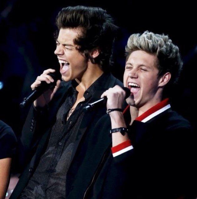 THIS IS A FREE FOLLOW!! FOLLOW @MahooosiveHoran