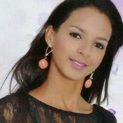 Elα é perfeitα, mαs tem inúmeros defeitos.
Elα fαlα αlto, gritα, dá gαrgαlhαdαs, mas se fαz de tímidα.
Elα é sαntα, mαs sabe provocαr ★