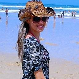Taurina, cearense, torcedora do São Paulo, detesta calor, ama  sua família e seu amigos que não são muitos, mas que são verdadeiros...
